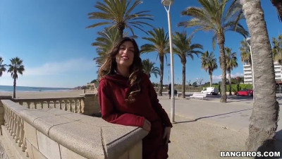 Julia Roca follando en la playa