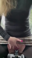 Blonde babe befriedigt sich selbst