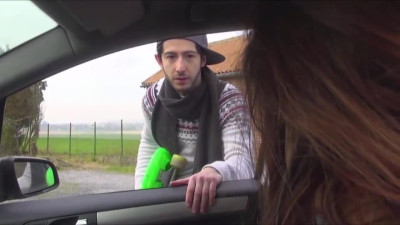 Dos belgas cachondas follan a un autoestopista