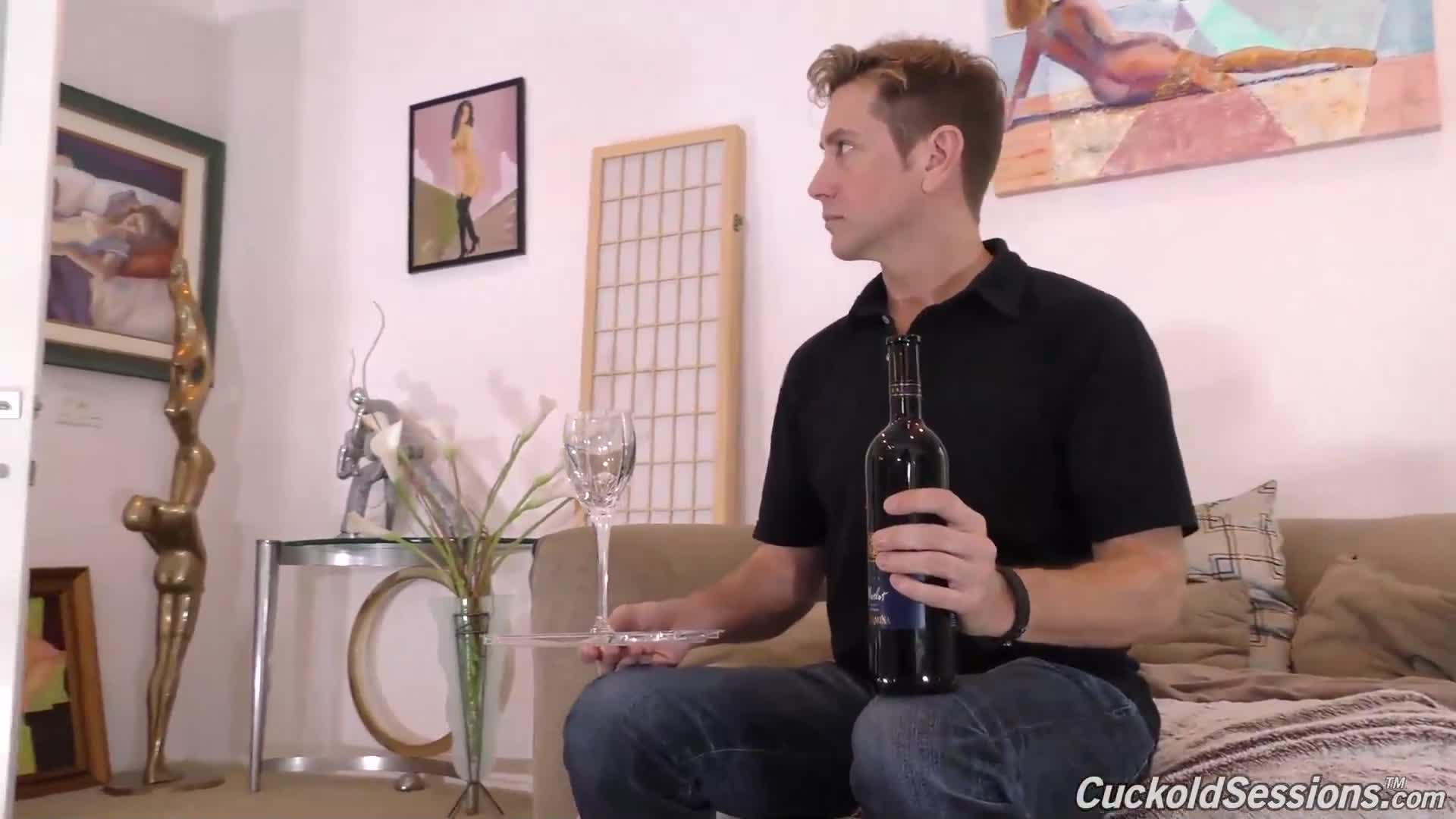 Watch Her cuckolded husband is content with her feet Porn Video - ePornSup.