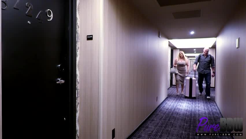 Watch Nikki sexx karen fisher wrong room turns into a fun time Porn Video - ePornSup.